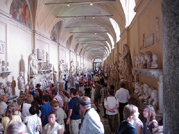 Crowds-Inside-Vatican-Museums-Rome