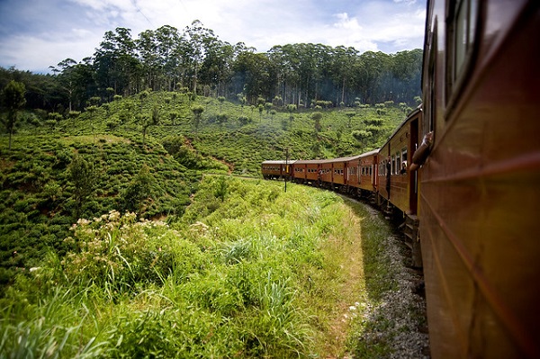 Train-Travel-Etiquette-Tips-Sri-Lanka
